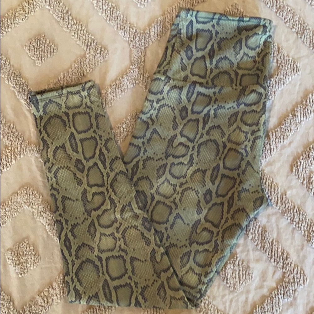 Onzie Snakeskin 🐍 Leggings S/M